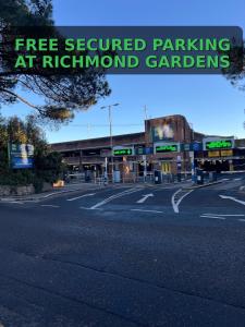 Spacious Family Apartment, Sleeps 6, FREE Secure Parking, Near Beach