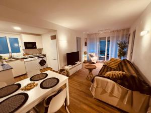 Apartamento de 2 habitaciones en primera línea con vistas al mar