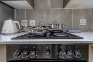 Work & Stay Spacious Sandton 1Bed Room Fast WiFi & Pool