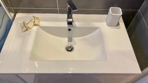 Appartement rénové avec terrasse wifi et Clim AC