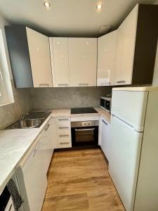 Appartement rénové avec terrasse wifi et Clim AC