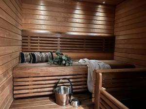 Sauna, Parking, 350MB, 65 HDTV, Games, Dryer
