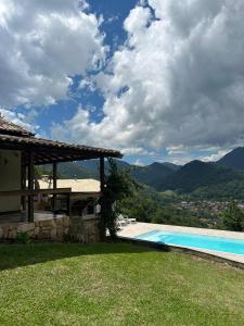 Chale no centro de Lumiar com água de nascente