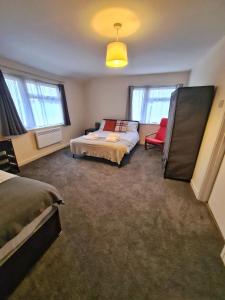 Contractor House, Sleeps 6 to12, Parking, Long Stays