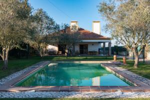 Casa com Piscina Privada em Palmela - Jardim & Estacionamento