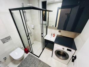 9 Modern Lux Fully Furnished Apartment