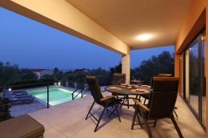 Apartment Serenity with Private Pool Near the Beach