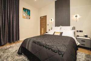 Luxury 2-Bed Apartment - Stylish Comfort and Design