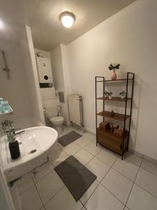 Modern 1BR and Sofa Bed Near Airport