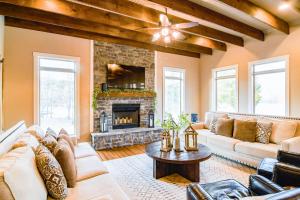 Paradise Point - 4BR Lakefront Haven Dock, Kayaks, & Cozy Firepit