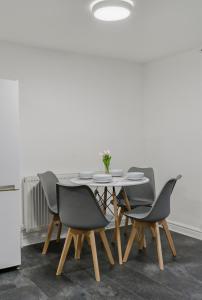 Balcony Terrace flat - 17 mins from Central London