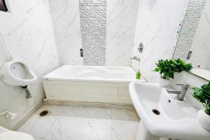 Hotel Oxygen Bloom-Near Noida Sector 18 Metro