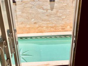 Habitación exclusiva Huéspedes con piscina , aire acondicionado y jardín en base doble, muy confortable