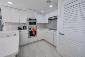 New Remodeled 3BR Beach Colony Resort, Oceanfront