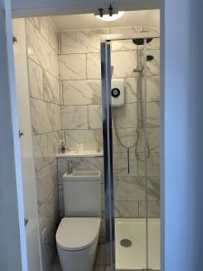 Newly Refurbished 3-Bed Home in London, Free Parking