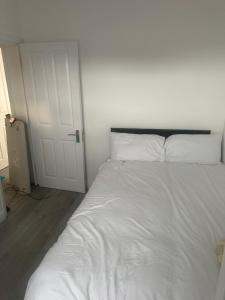 Newly Refurbished 3-Bed Home in London, Free Parking