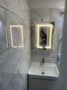 Newly Refurbished 3-Bed Home in London, Free Parking