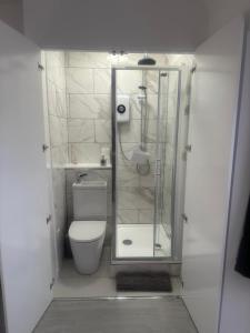 Newly Refurbished 3-Bed Home in London, Free Parking