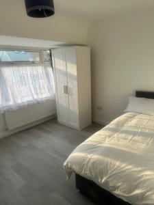 Newly Refurbished 3-Bed Home in London, Free Parking