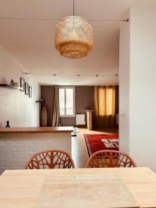 Large bright apartment Downtown Station 5 min away