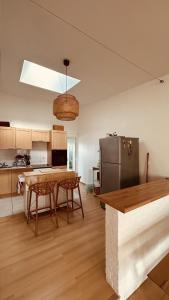 Large bright apartment Downtown Station 5 min away