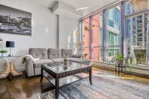 Cozy, Spacious & Trendy in the Heart of Downtown Calgary with Parking, Shops, Dining, and more!