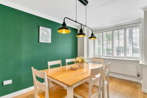 Surrey Home Ideal for FamiliesGroups sleeps8