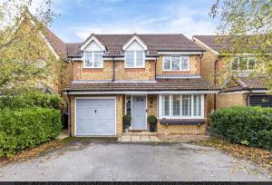 Surrey Home Ideal for FamiliesGroups sleeps8