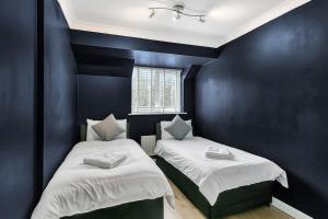 Surrey Home Ideal for FamiliesGroups sleeps8