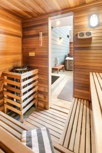 LUXE Hyak Retreat with Sauna, Hot Tub, Game Room, 6BR