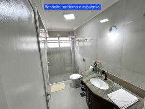 Apartamento com Ar-Condicionado a 150 m da Praia das Pitangueiras, Guarujá