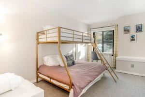 Warm Mountain Home - 2 minute walk to Ski Shuttle