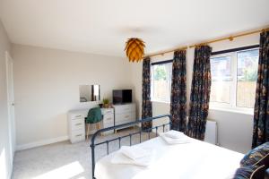 Stunning 3 Bedroom Home with Free Private Parking