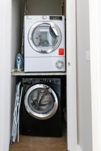 Stunning 3 Bedroom Home with Free Private Parking