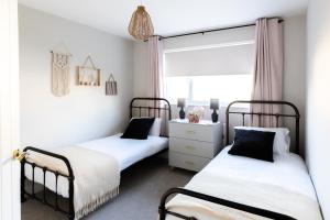 Stunning 3 Bedroom Home with Free Private Parking