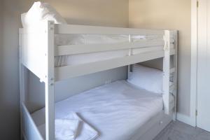 Stunning 3 Bedroom Home with Free Private Parking