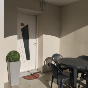 Appartement verdoyant au bord du lac Leman entre Evian et Thonon dans une Villa