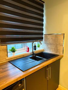 Spacious 3-Bed Home with Parking & Fast Wi-Fi