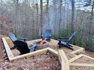 The cozy Lazy Laurel with year-round mountain views, hot tub, fire pit