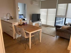 2802 - high rised 3 bedroom apartment in box hill with carpark