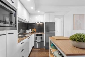 Modern on Mary 1 Bedroom, 1 Bathroom, 1 Car, Views!