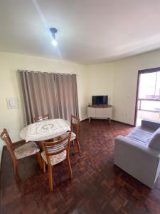 Centro de Tramandaí apto de 2 dormitótios na Av Fernandes Bastos