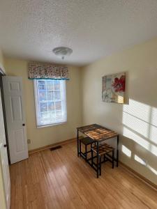 The White Door 2-bedroom townhouse near VT & RU