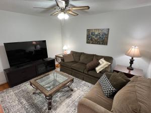 The White Door 2-bedroom townhouse near VT & RU