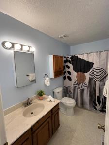 The White Door 2-bedroom townhouse near VT & RU