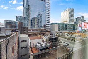 Chic Downtown Studio Near Eaton Centre & Transit