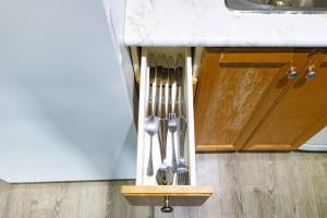 Chic Downtown Studio Near Eaton Centre & Transit