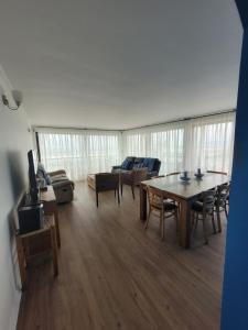 Frente la avenida del mar 8 personas