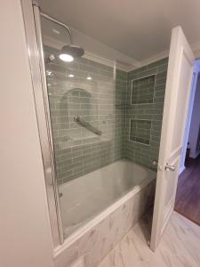 Frente la avenida del mar 8 personas