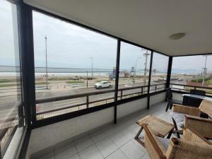 Frente la avenida del mar 8 personas